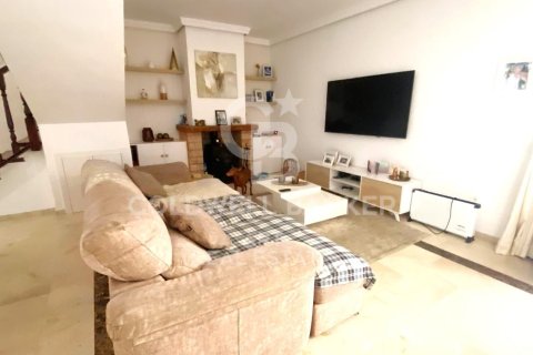 Kaupunkipientalo myytävänä Estepona, Malaga, Espanja, 3 makuuhuonetta, 121 m2 No. 157643 - kuva 2