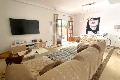 Kaupunkipientalo myytävänä Estepona, Malaga, Espanja, 3 makuuhuonetta, 121 m2 No. 157643 - kuva 3