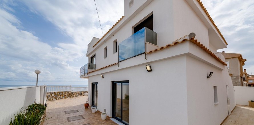 Villa in Torrevieja, Alicante, Spain 4 bedrooms, 210 sq.m. No. 165245
