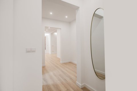 Apartment for sale Eixample, Barcelona, Spain 3 bedrooms, 95 sq.m. No. 133383 - photo 11
