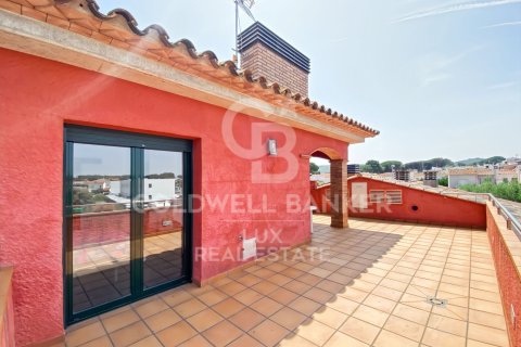 Продажа дома в Л'Эскала, Герона, Испания 4 спальни, 301м2 №158511 - фото 4