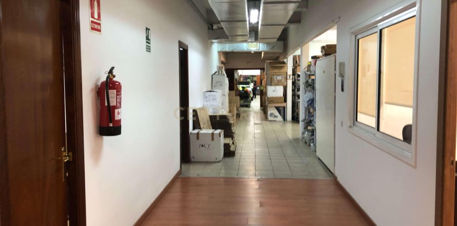 Commercial property in Barcelona, Spain 9 bedrooms, 1076 sq.m. No. 166873