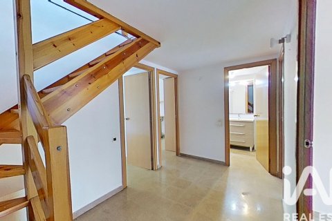 Kaupunkipientalo myytävänä Abrera, Barcelona, Espanja, 4 makuuhuonetta, 229 m2 No. 152481 - kuva 7