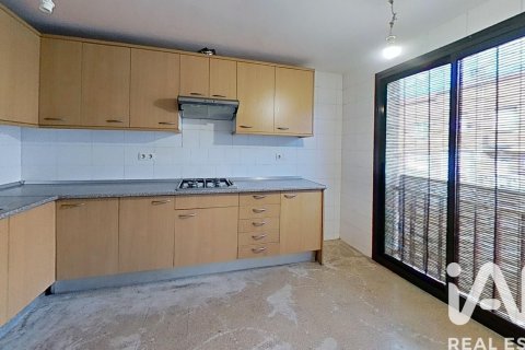 Kaupunkipientalo myytävänä Abrera, Barcelona, Espanja, 4 makuuhuonetta, 229 m2 No. 152481 - kuva 4