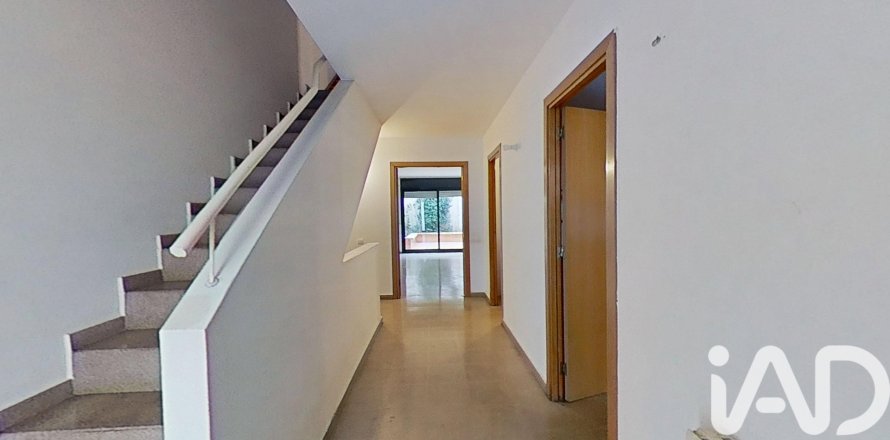 Kaupunkipientalo Abrera, Barcelona, Espanja 4 makuuhuonetta, 229 m2 No. 152481