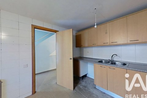 Kaupunkipientalo myytävänä Abrera, Barcelona, Espanja, 4 makuuhuonetta, 229 m2 No. 152481 - kuva 5