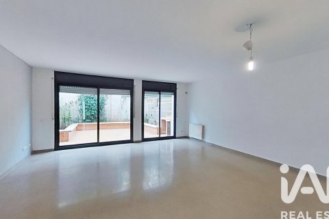 Kaupunkipientalo myytävänä Abrera, Barcelona, Espanja, 4 makuuhuonetta, 229 m2 No. 152481 - kuva 2