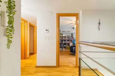 Huoneisto myytävänä Santa Coloma de Gramenet, Barcelona, Espanja, 4 makuuhuonetta, 199 m2 No. 167060 - kuva 21