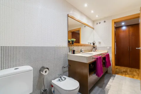 Huoneisto myytävänä Santa Coloma de Gramenet, Barcelona, Espanja, 4 makuuhuonetta, 199 m2 No. 167060 - kuva 17