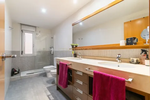 Huoneisto myytävänä Santa Coloma de Gramenet, Barcelona, Espanja, 4 makuuhuonetta, 199 m2 No. 167060 - kuva 23
