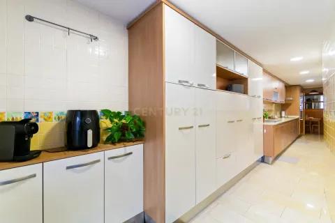 Huoneisto myytävänä Santa Coloma de Gramenet, Barcelona, Espanja, 4 makuuhuonetta, 199 m2 No. 167060 - kuva 3
