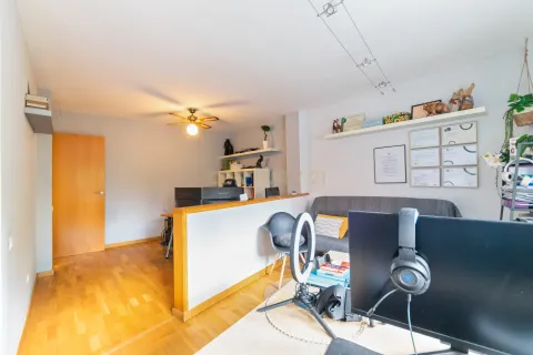 Huoneisto myytävänä Santa Coloma de Gramenet, Barcelona, Espanja, 4 makuuhuonetta, 199 m2 No. 167060 - kuva 16