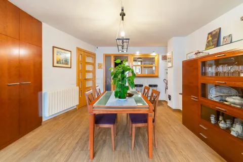 Huoneisto myytävänä Santa Coloma de Gramenet, Barcelona, Espanja, 4 makuuhuonetta, 199 m2 No. 167060 - kuva 11