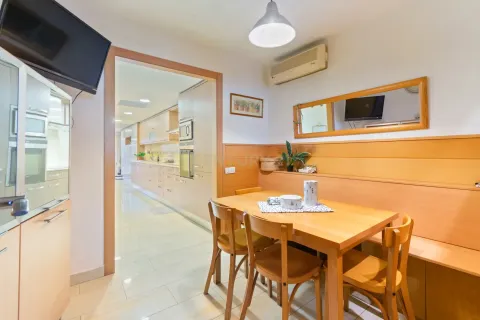 Huoneisto Santa Coloma de Gramenet, Barcelona, Espanja 4 makuuhuonetta, 199 m2 No. 167060