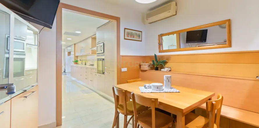 Huoneisto Santa Coloma de Gramenet, Barcelona, Espanja 4 makuuhuonetta, 199 m2 No. 167060