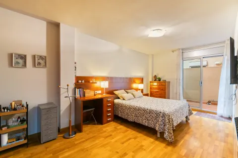 Huoneisto myytävänä Santa Coloma de Gramenet, Barcelona, Espanja, 4 makuuhuonetta, 199 m2 No. 167060 - kuva 20