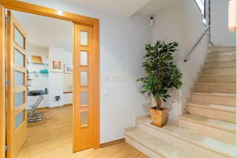 Huoneisto myytävänä Santa Coloma de Gramenet, Barcelona, Espanja, 4 makuuhuonetta, 199 m2 No. 167060 - kuva 13