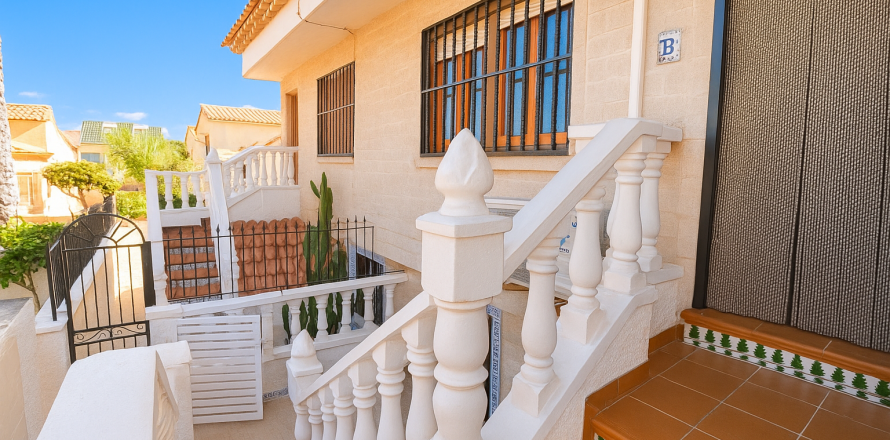 Commercial property à Torrevieja, Alicante, Espagne 3 chambres, 80 m2 No. 140673