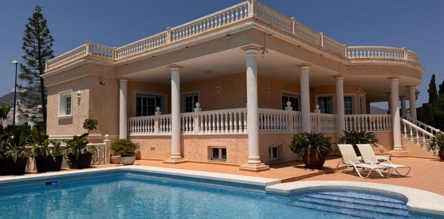 Villa a La Nucia, Alicante, Spagna 7 camere da letto, 600 mq. N° 167767