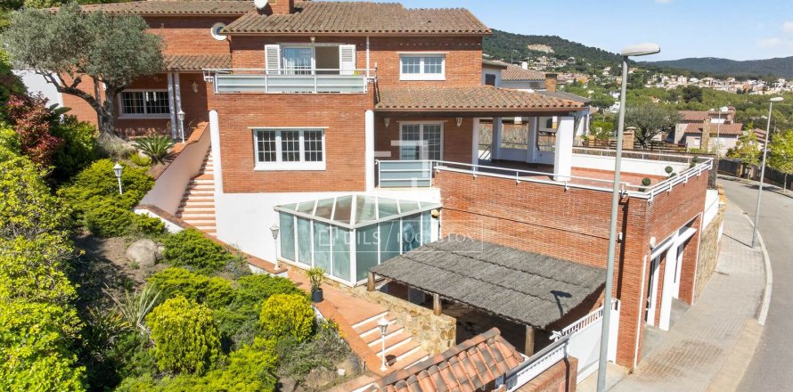 Villa in Argentona, Barcelona, Spain 5 bedrooms, 560 sq.m. No. 164893
