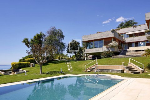 Villa for sale in Arenys de Mar, Barcelona, Spain 8 bedrooms, 965 sq.m. No. 150494 - photo 3