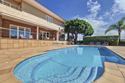 Villa for sale in Vilanova i la Geltru, Barcelona, Spain 5 bedrooms, 522 sq.m. No. 150493 - photo 2