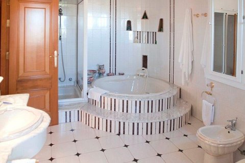 Apartment for sale Alicante, Spain 5 bedrooms, 860 sq.m. No. 111295 - photo 13