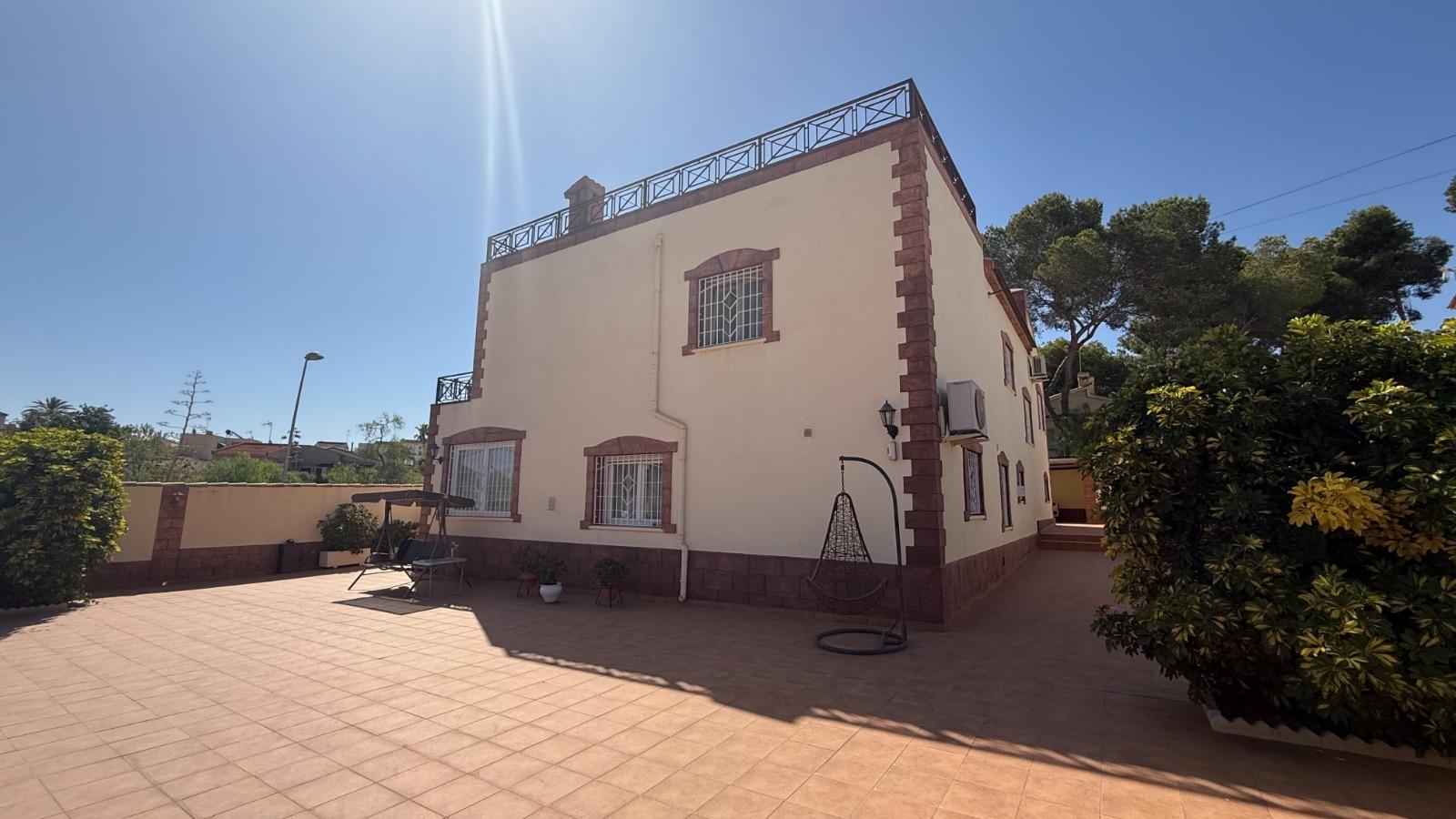 Villa i Torrevieja, Alicante, Spanien 7 sovrum, 217 kvm. Nr. 164477