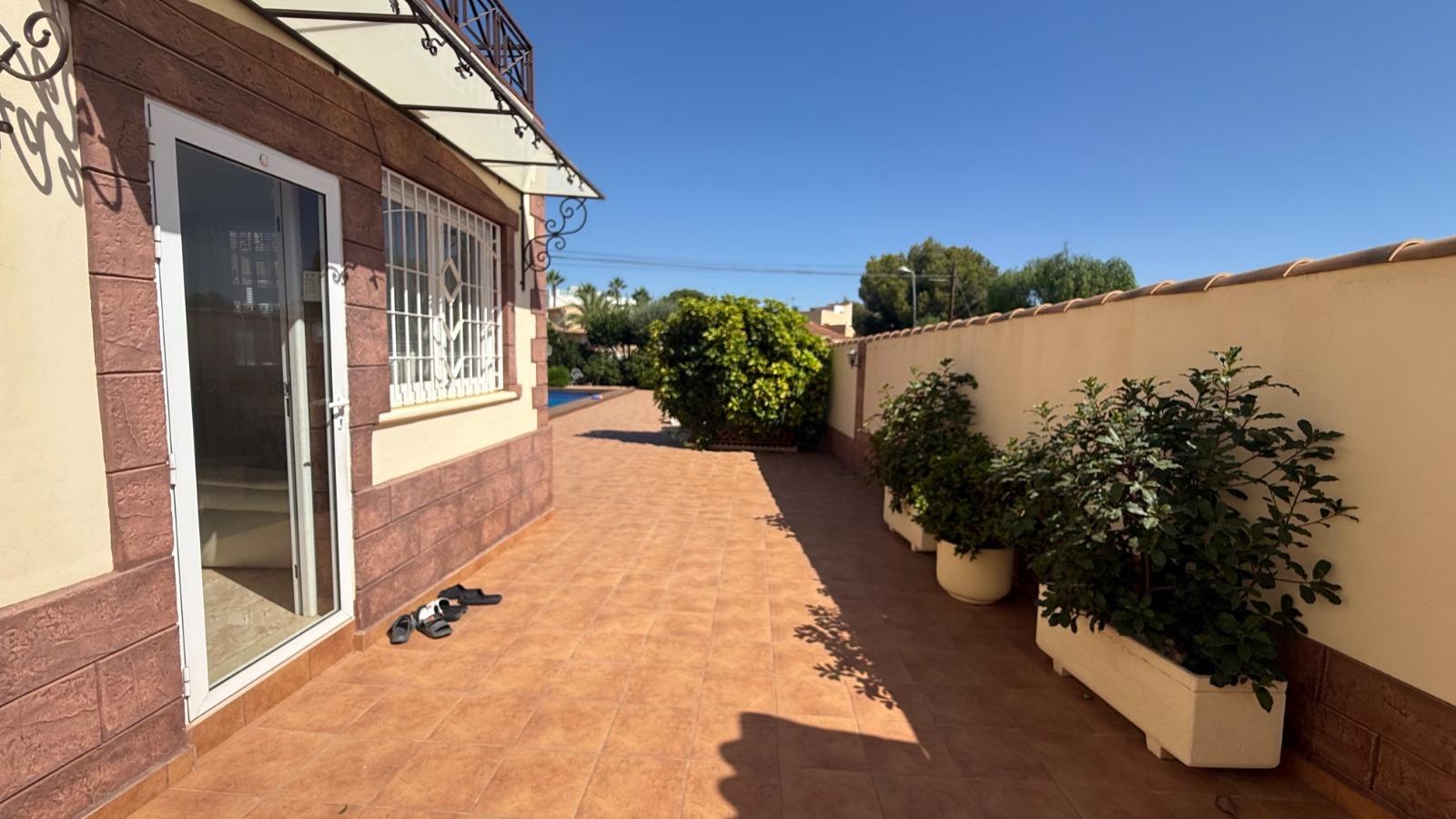 Villa i Torrevieja, Alicante, Spanien 7 sovrum, 217 kvm. Nr. 164477