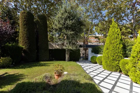 House for sale in Barcelona, Spain 6 bedrooms, 695 sq.m. No. 167073 - photo 9