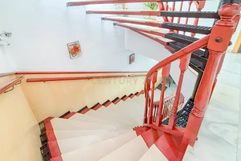House for sale in Premia De Mar, Barcelona, Spain 5 bedrooms, 310 sq.m. No. 167077 - photo 8