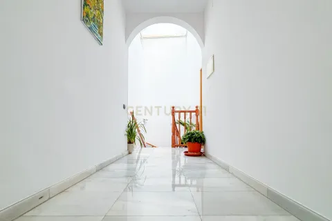 House for sale in Premia De Mar, Barcelona, Spain 5 bedrooms, 310 sq.m. No. 167077 - photo 17