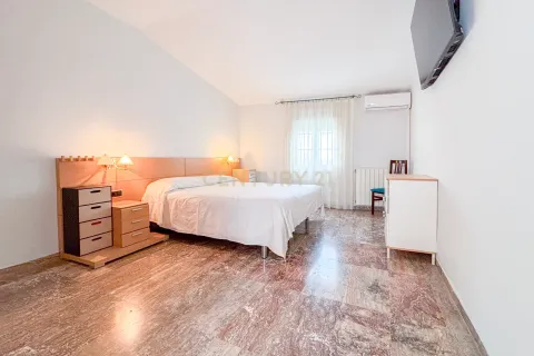 House for sale in Premia De Mar, Barcelona, Spain 5 bedrooms, 310 sq.m. No. 167077 - photo 14