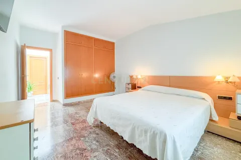 House for sale in Premia De Mar, Barcelona, Spain 5 bedrooms, 310 sq.m. No. 167077 - photo 15