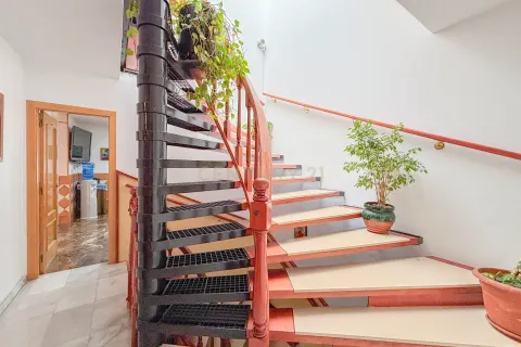 House for sale in Premia De Mar, Barcelona, Spain 5 bedrooms, 310 sq.m. No. 167077 - photo 13