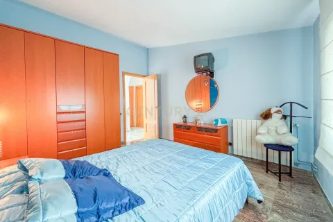 House for sale in Premia De Mar, Barcelona, Spain 5 bedrooms, 310 sq.m. No. 167077 - photo 28