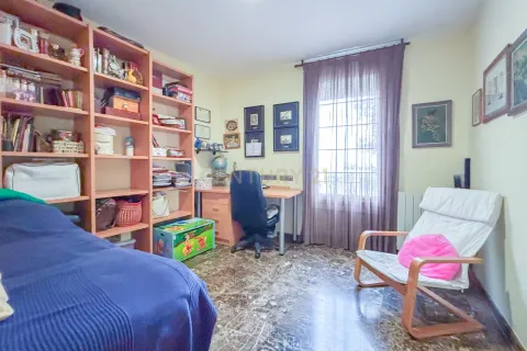 House for sale in Premia De Mar, Barcelona, Spain 5 bedrooms, 310 sq.m. No. 167077 - photo 11