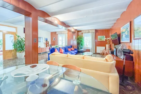House for sale in Premia De Mar, Barcelona, Spain 5 bedrooms, 310 sq.m. No. 167077 - photo 10