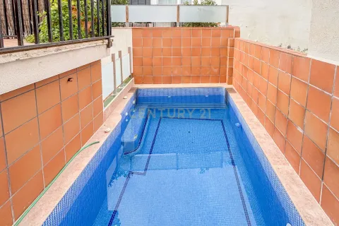 House for sale in Premia De Mar, Barcelona, Spain 5 bedrooms, 310 sq.m. No. 167077 - photo 4