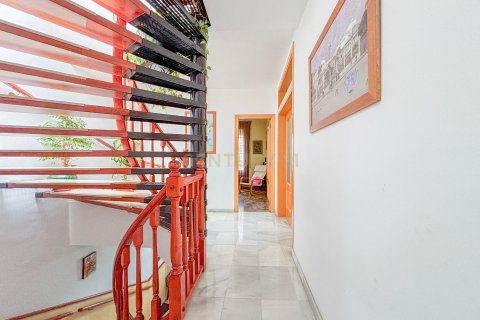 House for sale in Premia De Mar, Barcelona, Spain 5 bedrooms, 310 sq.m. No. 167077 - photo 7