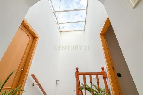House for sale in Premia De Mar, Barcelona, Spain 5 bedrooms, 310 sq.m. No. 167077 - photo 18