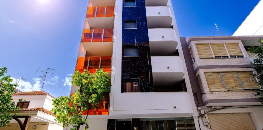 Apartment in Torrevieja, Alicante, Spain 4 bedrooms, No. 189676