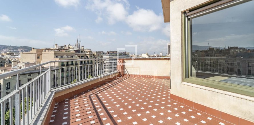 Ático en Barcelona, España 2 dormitorios, 91 m2 No. 192580
