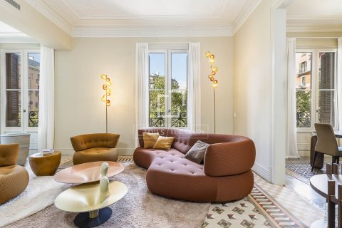 Продажа квартиры в Барселона, Испания 3 спальни, 189м2 №164640 - фото 2