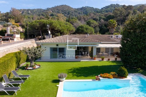 Villa for sale in Teia, Barcelona, Spain 4 bedrooms, 533 sq.m. No. 164636 - photo 17