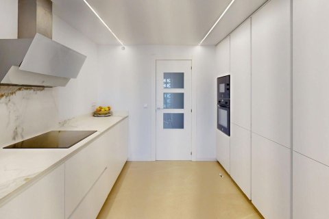 Apartment for sale in Alicante, Spain 4 bedrooms, 140 sq.m. No. 193608 - photo 10