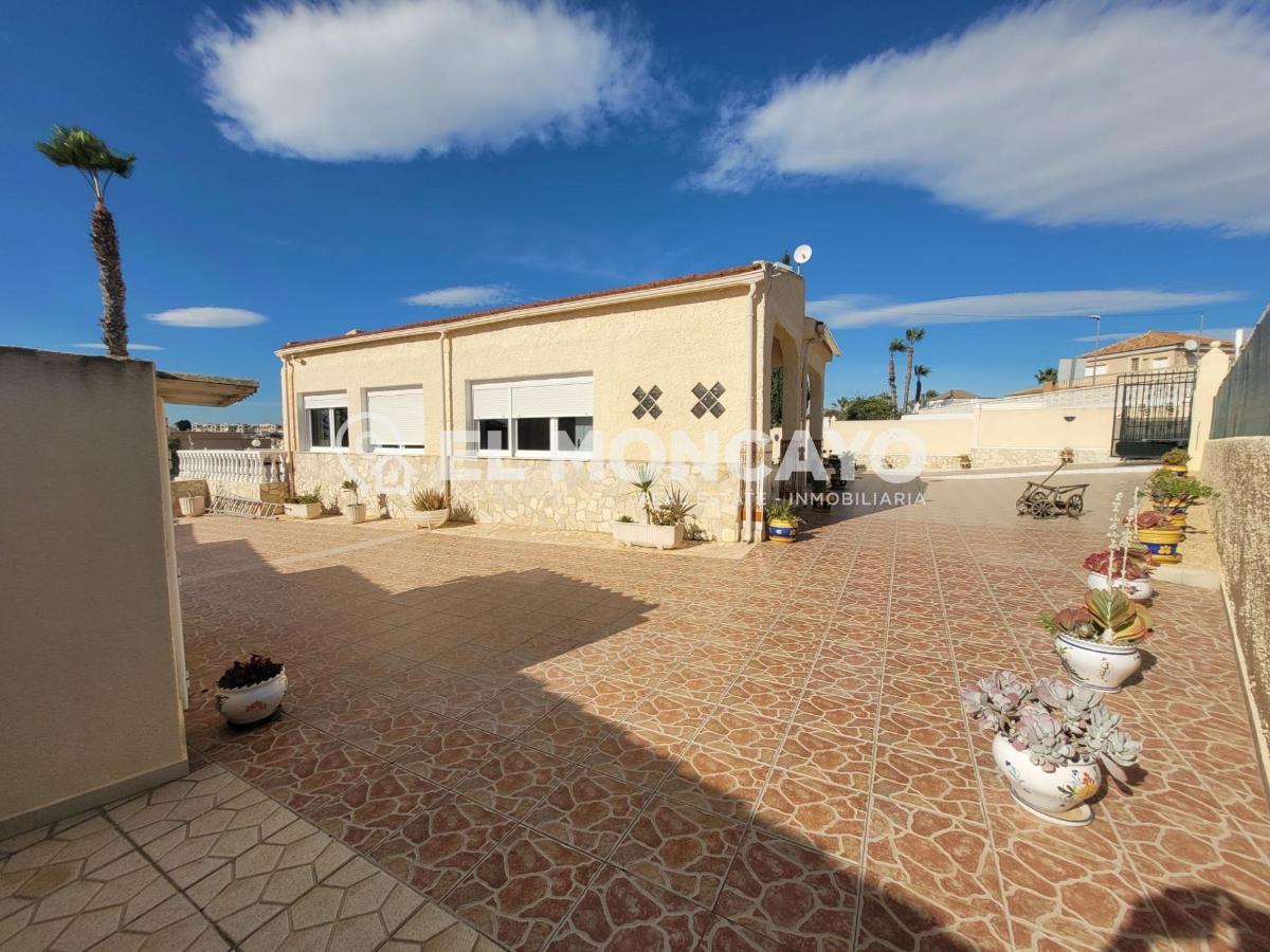 Villa a San Fulgencio, Alicante, Spagna 3 camere da letto, 212 mq. N° 149094