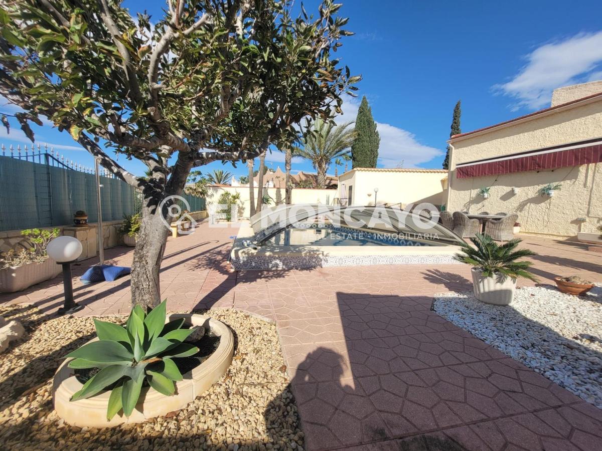 Villa a San Fulgencio, Alicante, Spagna 3 camere da letto, 212 mq. N° 149094