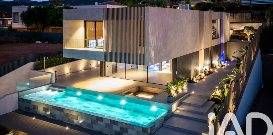 House à Teia, Barcelona, Espagne 4 chambres, 611 m2 No. 172339