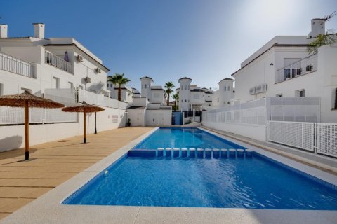 Huvila myytävänä Urbanizacion La Marina-El Oasis, Alicante, Espanja, 3 makuuhuonetta, 109 m2 No. 137597 - kuva 3